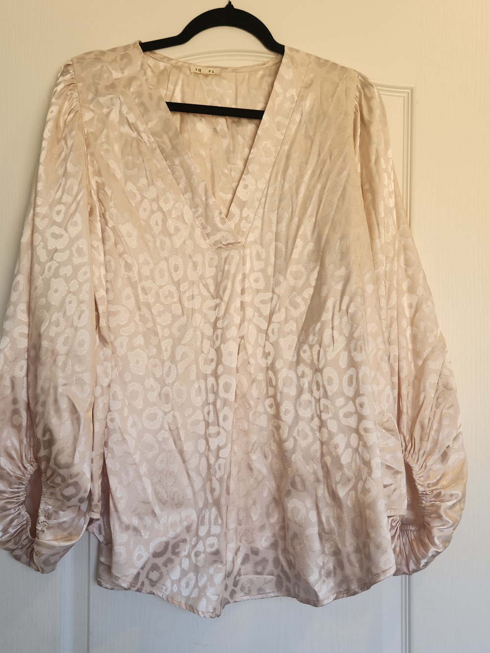 JODIFL Cream Leopard V-Neck Blouse L Euc